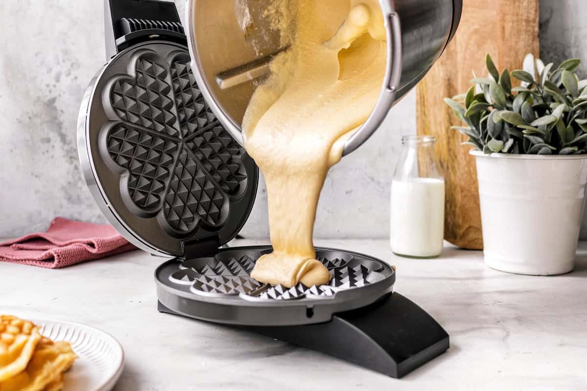 Waffelteig aus dem Thermomix® fließt in ein Waffeleisen – Foto: Sandra Leibinger