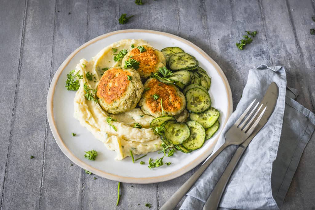 Fischfrikadellen mit Gurkensalat – Foto: Tina Bumann