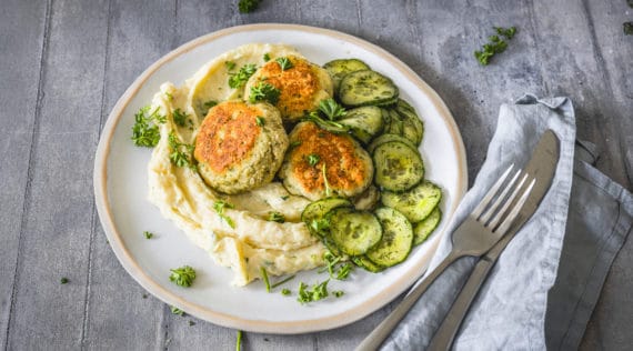 Fischfrikadellen mit Gurkensalat – Foto: Tina Bumann