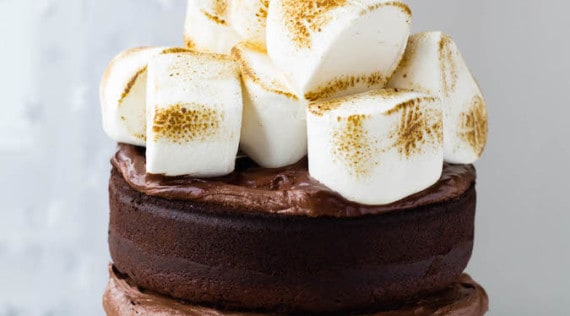 Schoko-Karamell-Kuchen mit Marshmallows aus dem Thermomix® – Foto: Sophia Handschuh