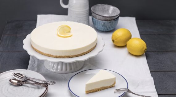 Helle Frischkäse-Torte ohne Backen auf einer weißen Tortenplatte
