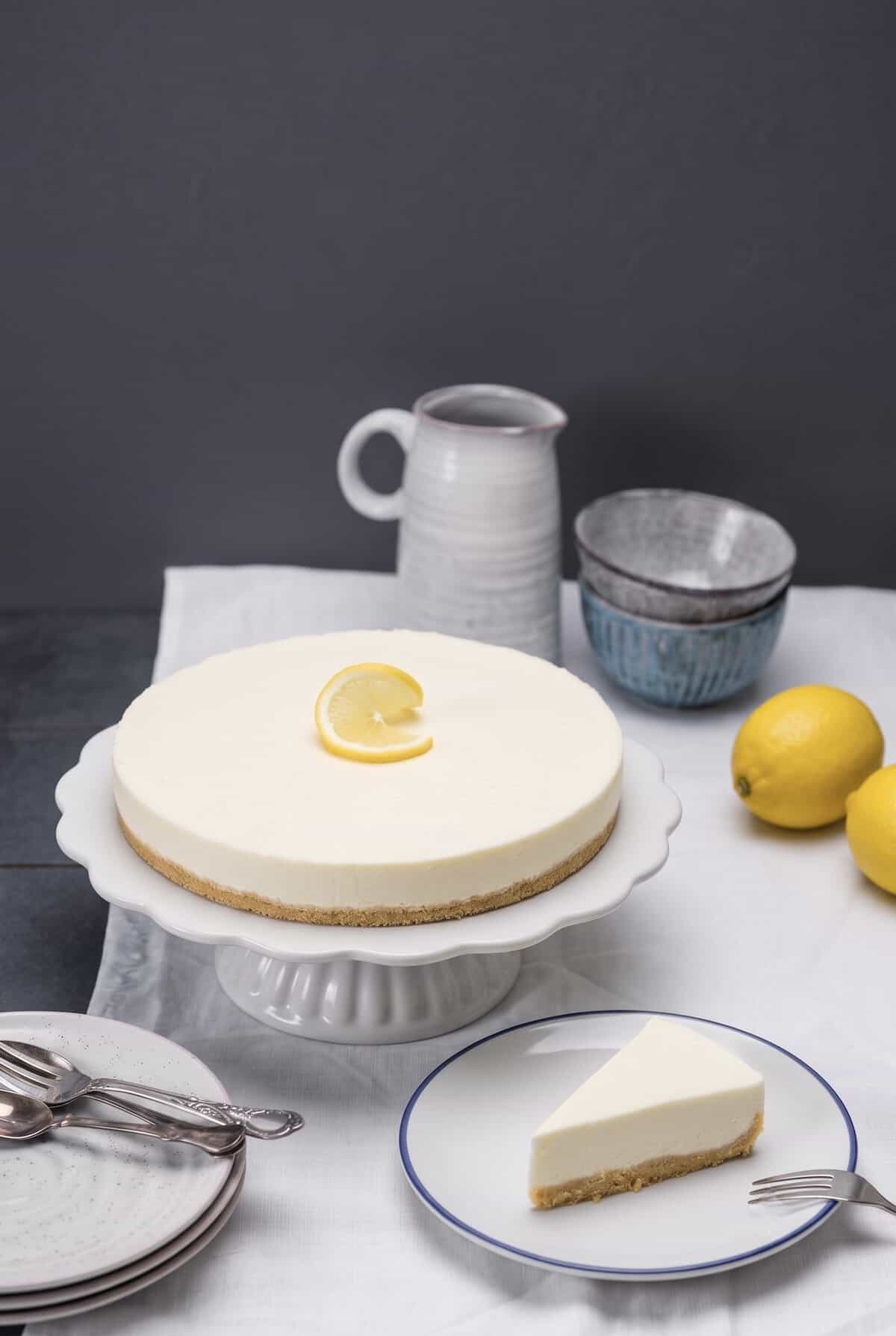 Helle Frischkäse-Torte ohne Backen auf einer weißen Tortenplatte