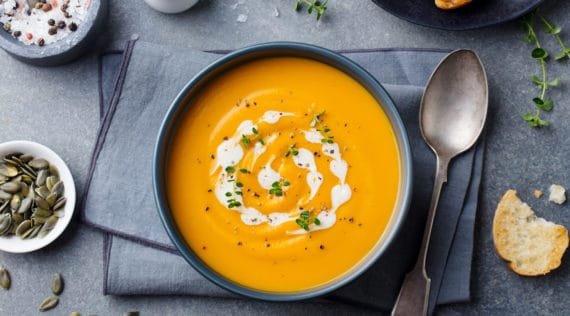 Karottensuppe mit Paprika – Foto: gettyimages / AnnaPustynnikova