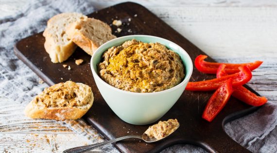 Pflaumen-Curry-Dip in einer grünen Schale, daneben Brot und Paprika – Foto: Anna Gieseler