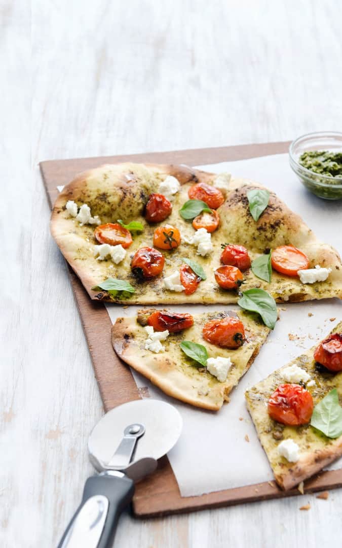 Dünne Pestopizza mit gebackenen Tomaten - Foto: Shutterstock