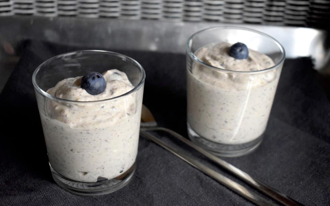 Stracciatella-Creme mit Blaubeeren