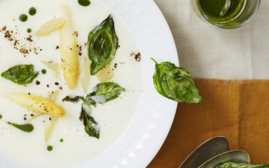 Spargelcremesuppe mit Basilikum-Öl