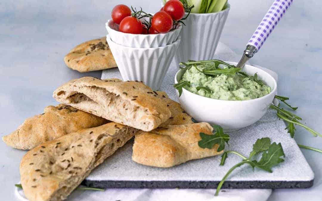 Dinkelvollkornfladen mit Avocado-Dip und Rohkost