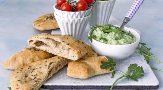 Dinkelvollkornfladen mit Avocado-Dip und Rohkost aus dem Thermomix® – Foto: Tina Bumann