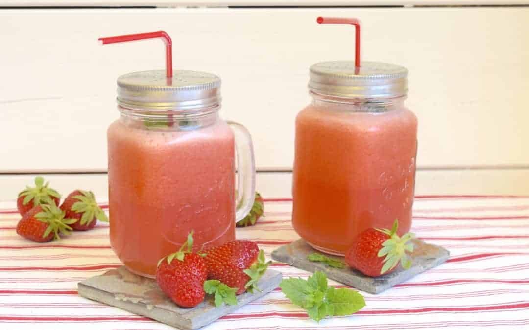 Erdbeerlimonade mit Minzblättern