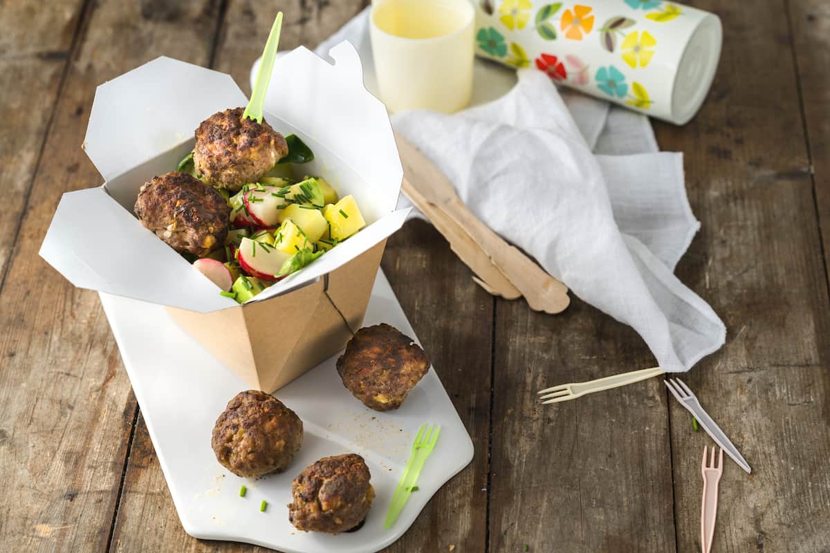 Würzige Mini-Frikadellen mit Kartoffelsalat