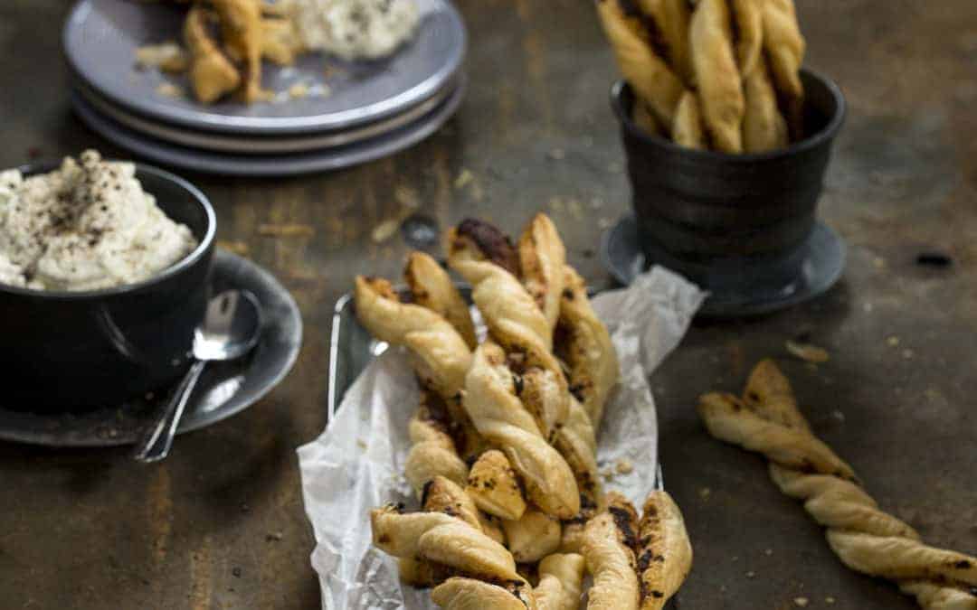 WM-Snack: Pesto-Knusperstangen mit Käsedip