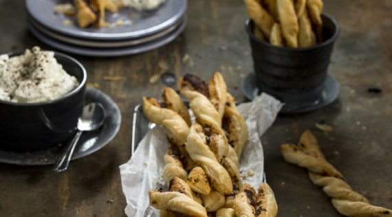 Pesto-Knusperstangen mit Käsedip aus dem Thermomix® - Foto: Kathrin Knoll & Anna Gieseler