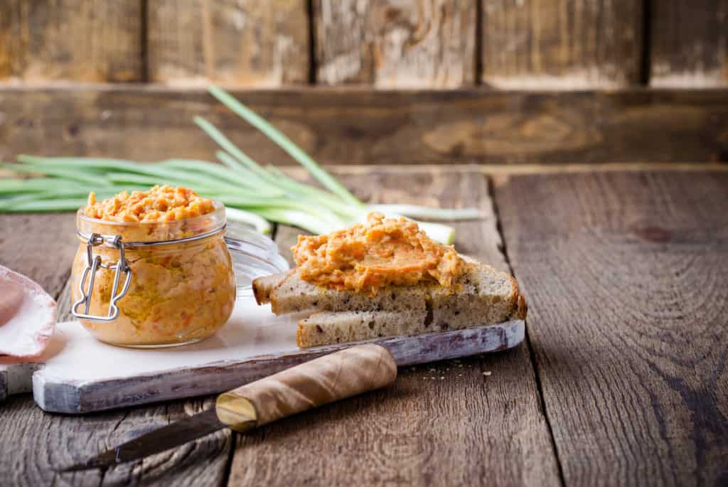 Veganer Brotaufstrich mit Cashew-Kernen aus dem Thermomix® – Foto: gettyimages/ istetiana