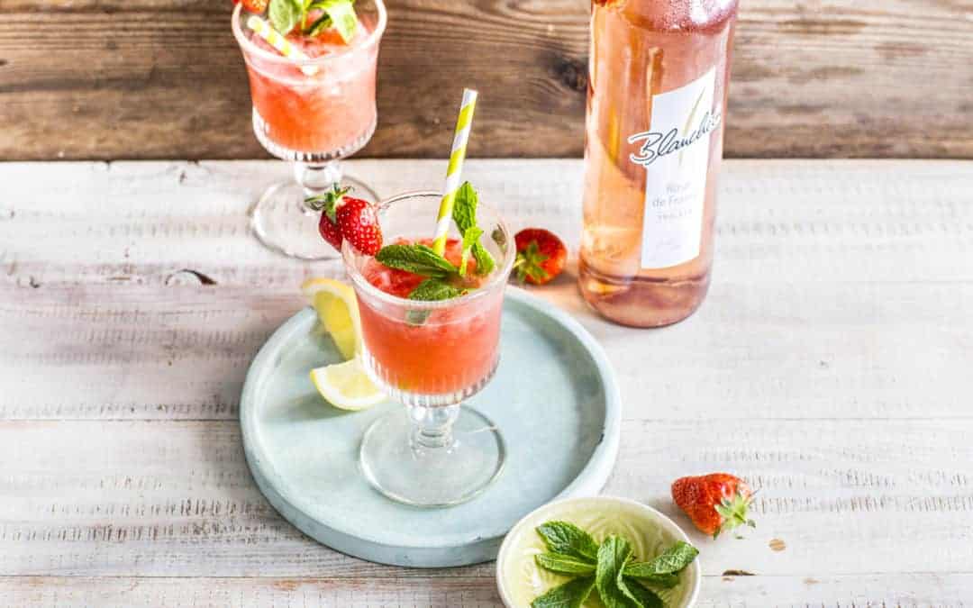 Wein-Slushie mit Erdbeeren und frischer Minze