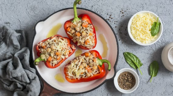 Gefüllte Paprika mit Blumenkohlreis – Rezept: OksanaKiian/Gettyimages