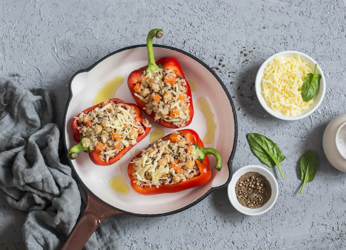 Gefüllte Paprika mit Blumenkohlreis – Rezept: OksanaKiian/Gettyimages