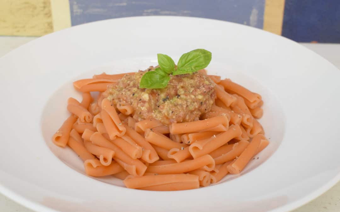 Linsen-Pasta mit Avocado-Tomaten-Pesto