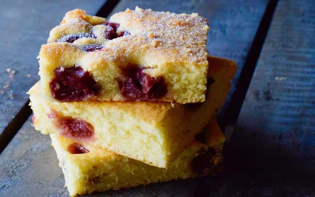 Fluffiger Blechkuchen mit Zitrone und Kirschen