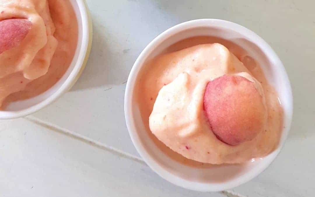 Schnelles Pfirsicheis mit Skyr