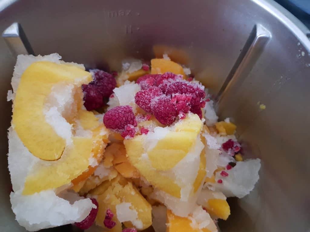 Schnelles Pfirsicheis mit Skyr – Foto: Nicole Stroschein