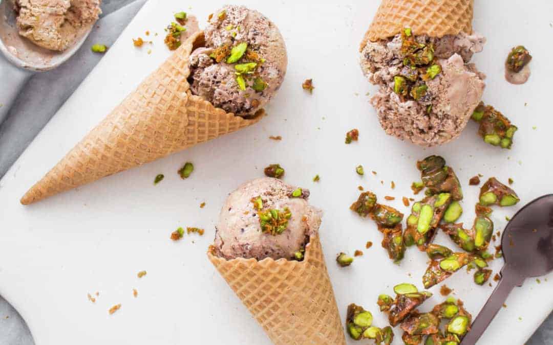 Espresso-Vanilleeis mit Pistazien