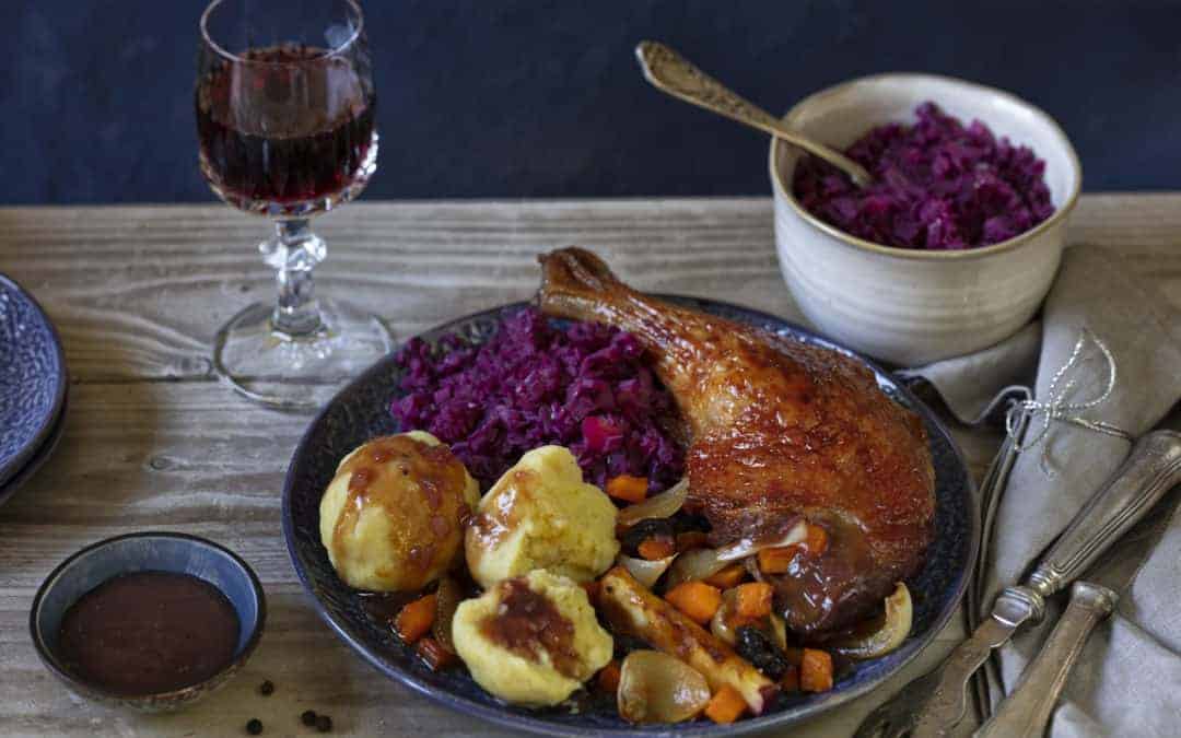 Ente mit Rotkohl, Klößen & Rotweinsoße