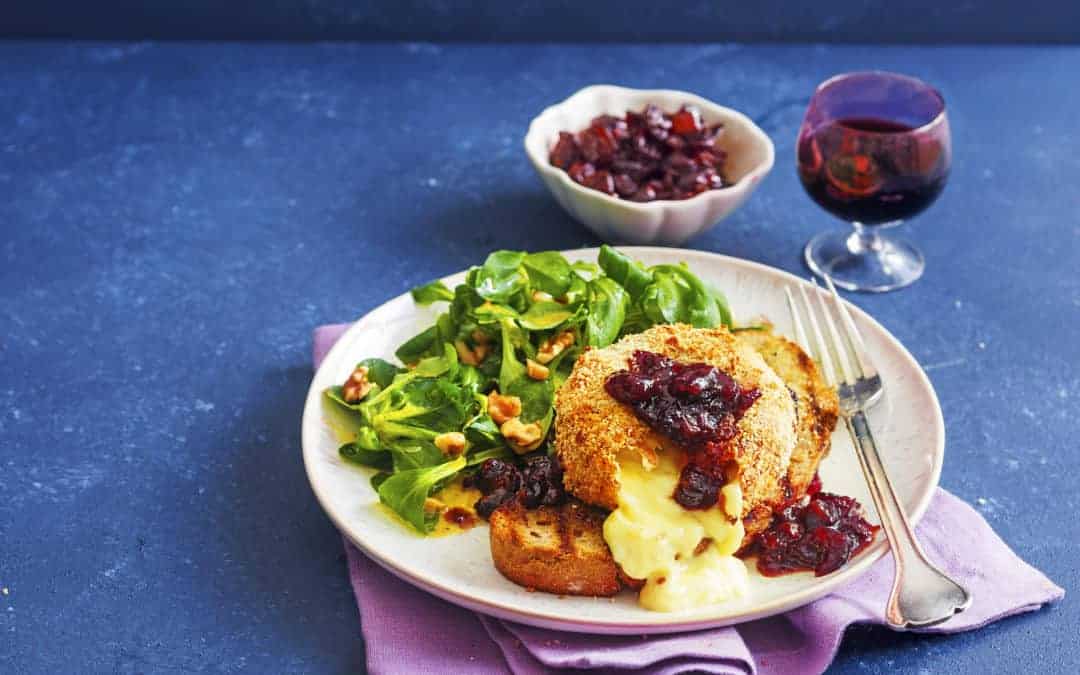 Gebackener Camembert mit Cranberry-Chutney und Feldsalat