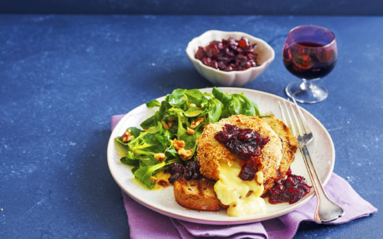 Gebackener Camembert mit Cranberry-Chutney und Feldsalat