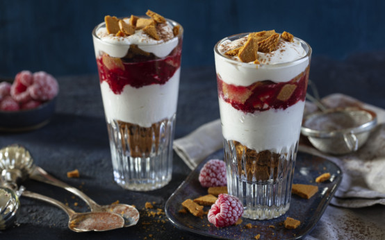 Schichtdessert mit Spekulatius und Himbeeren