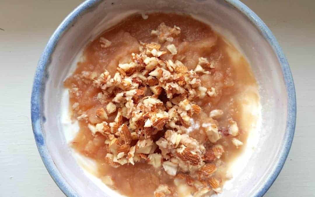 Apfelkompott mit Quark und Mandeln