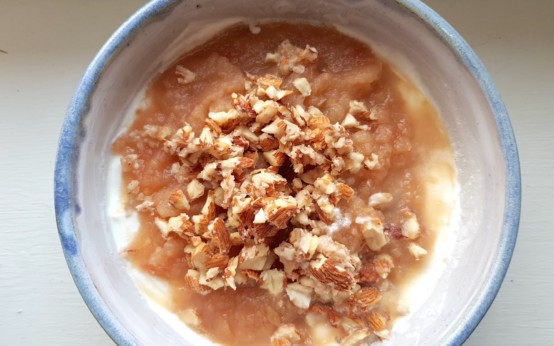Apfelkompott mit Quark und Mandeln
