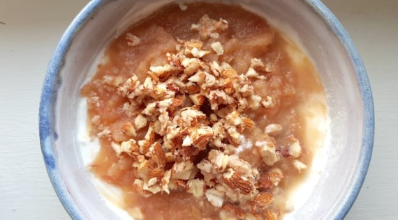 Apfelkompott mit Quark und Mandeln aus dem Thermomix® – Foto: Nicole Stroschein