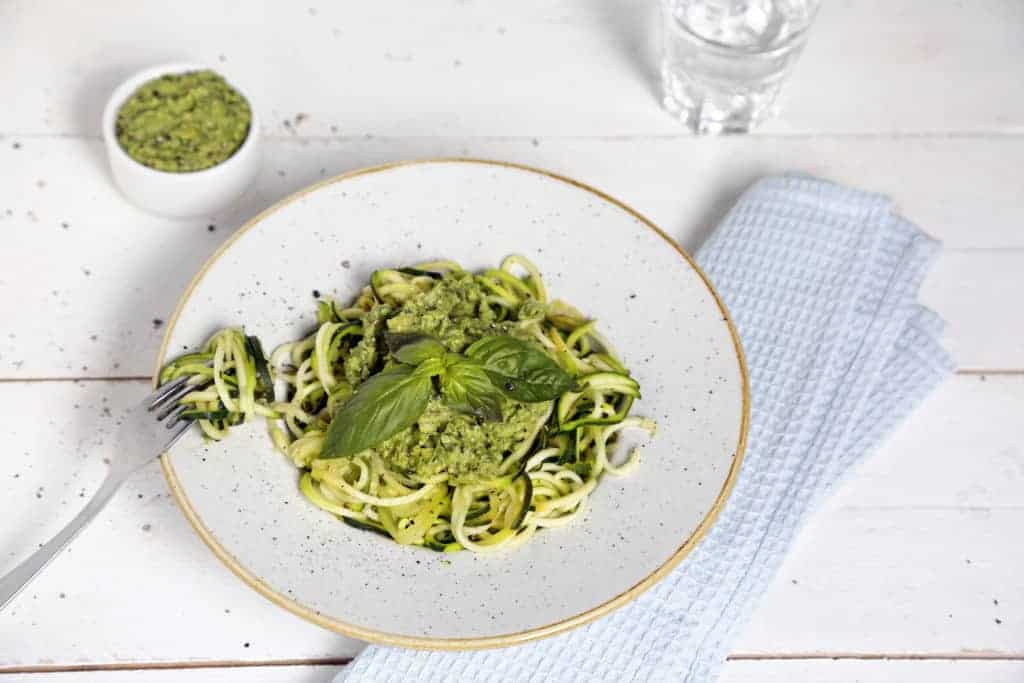 Zoodles mit Avocadopesto aus dem Thermomix® – Foto: Anna Gieseler & Kathrin Knoll