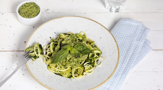 Zoodles mit Avocadopesto aus dem Thermomix® – Foto: Anna Gieseler & Kathrin Knoll