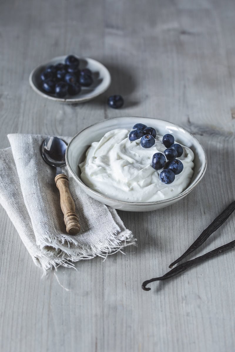 Quark mit Blaubeeren in einer hellen Schale von oben fotografiert