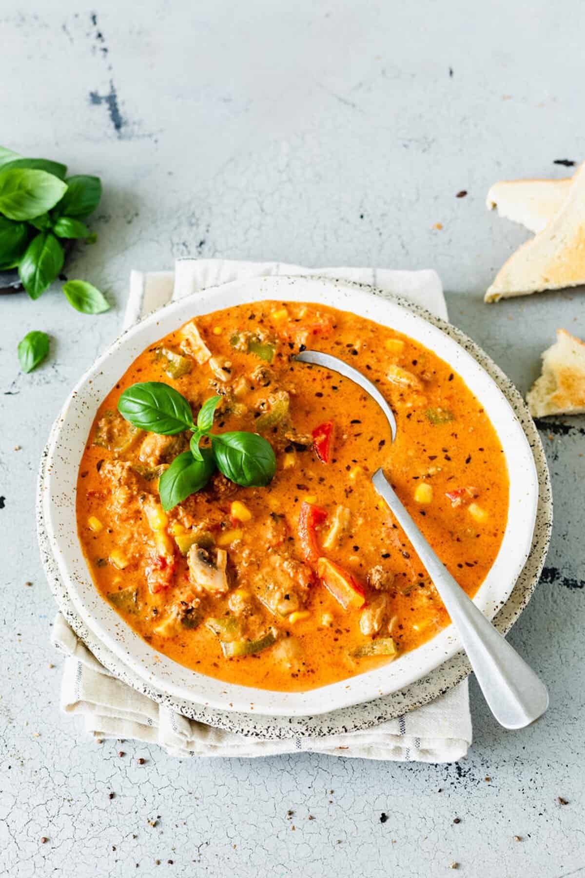 Ein Teller mit Pizzasuppe mit dem Thermomix®, von oben fotografiert – Foto: Désirée Peikert