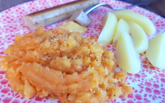 Steckrübenmus mit Kartoffeln und Bratwurst