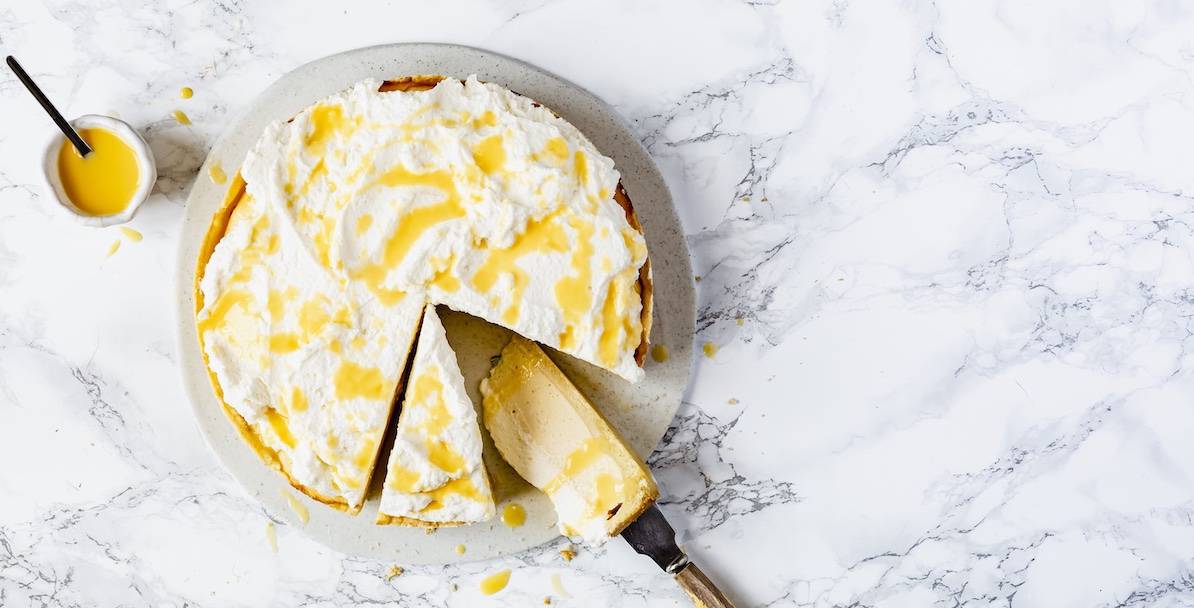 Eierlikör-Käsekuchen auf einem Marmoruntergrund, von oben fotografiert 