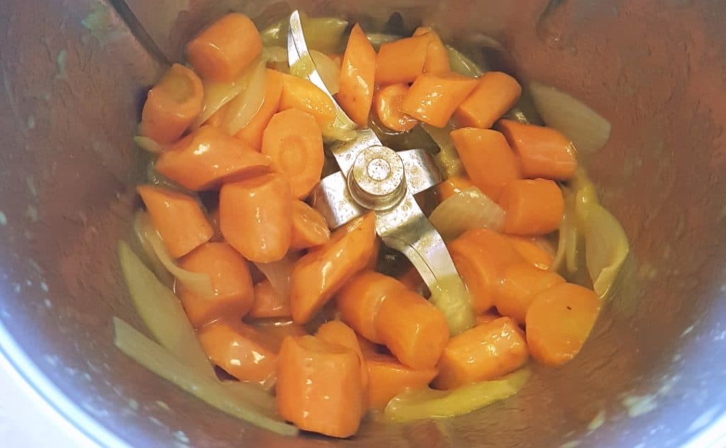 Anbraten - so sehen die Karotten nach 5 Min. aus – Foto: Nicole Stroschein