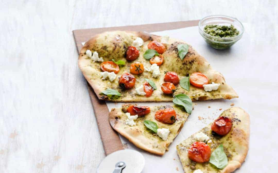 Dünne Pestopizza mit gebackenen Tomaten