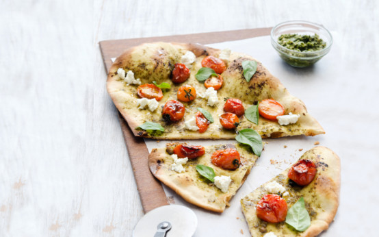 Dünne Pestopizza mit gebackenen Tomaten