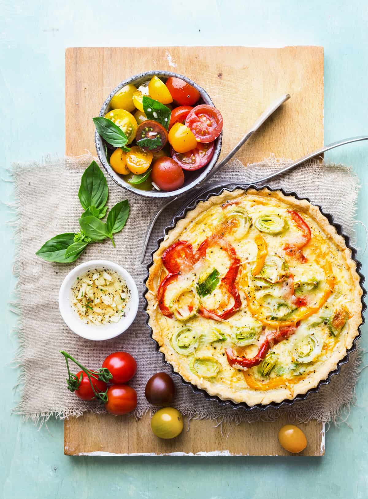 Gemüse-Tarte mit Salat aus dem Thermomix® – Foto: Ira Leoni