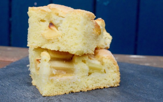 Rhabarberkuchen mit Apfel