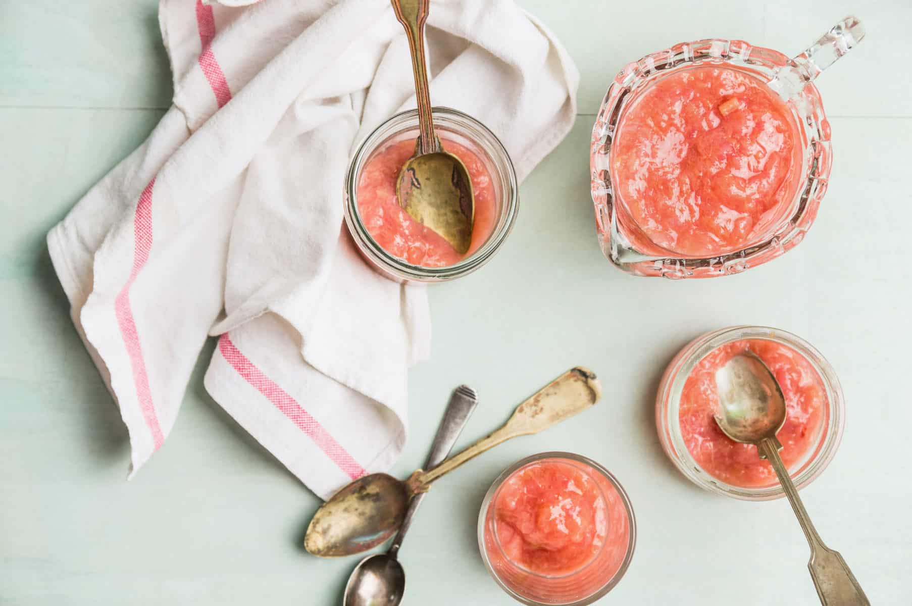 Rhabarberkompott mit Vanillesoße aus dem Thermomix® – Foto: gettyimages / vicuschka