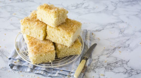 Mehrere Stücken Buttermilchkuchen gestapelt auf einer Marmorplatte