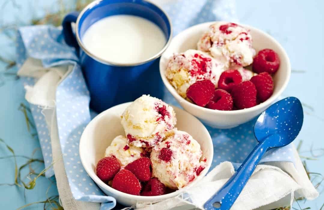 Eis mit Himbeeren und Kekskrümeln – Foto: Ira Leoni