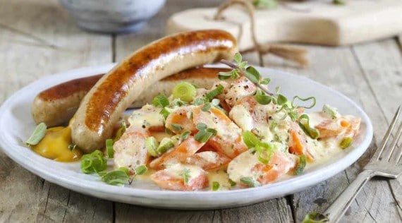 Bratwurst mit Rahm-Karotten aus dem Thermomix® – Foto: Kathrin Knoll