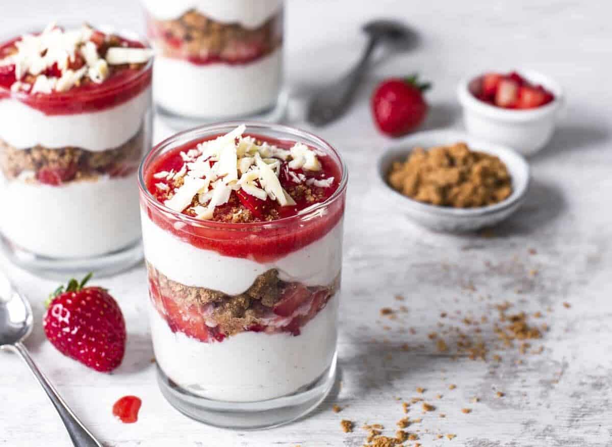 Quarkspeise mit Erdbeeren und Haferkeksen