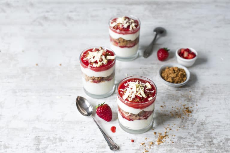 Quarkspeise mit Erdbeeren und Keksen – Rezept für den Thermomix®